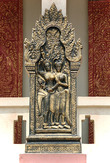 Ват Пном, или Храм на горе. Позолоченная бронзовая рельефная скульптура перед вихарой. Фото из интернета