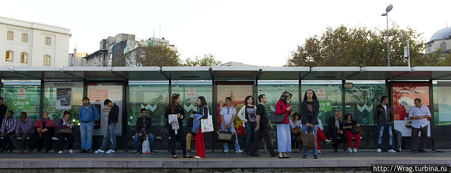 До отеля доехал на трамвае. На фото обычная остановка, трамваи здесь длинные, вагонов 6 наверное. Цена на проезд высокая, 3 лиры или по нашему рублей 55. Стамбул, Турция