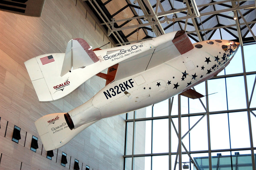 Воздушно-космический самолет Space Ship One. Самолет стартовал с носителя White Knight One на высоте 15 км и выходил в космос, используя свои двигатели. Дальнейшее развитие самолета — SpaceShipTwo — в конце 2014-го года потерпел куршение в пустыне Мохаве