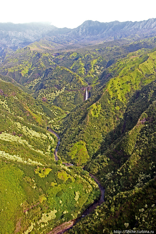 вдали виднеется The Jurassic Falls Ханапепе, CША