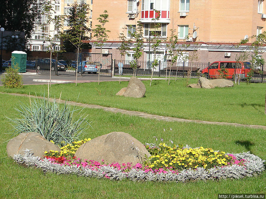 Миловаться в саду можно и нужно не только красивыми панорамами Днепра, но и цветочным разнообразием. Киев, Украина