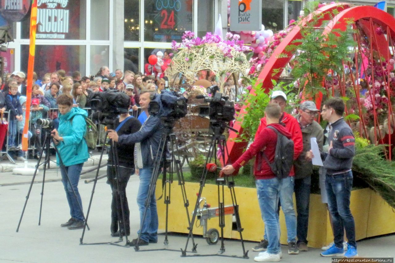 Все местные телеканалы устремили свои камеры на главную сцену. Новосибирск, Россия