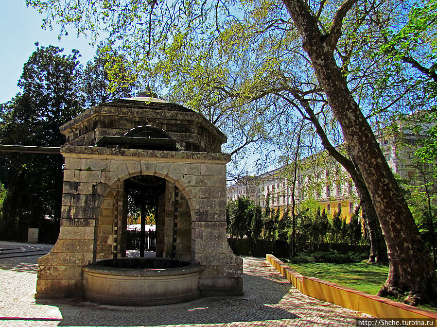 с парка видно, что дворец — замкнутый прямоугольник