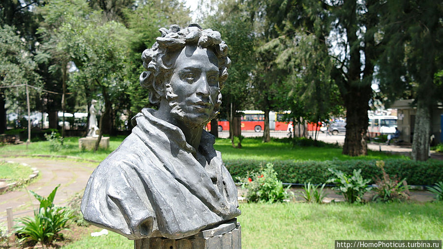 Памятник великому эфиопскому поэту Аддис-Абеба, Эфиопия