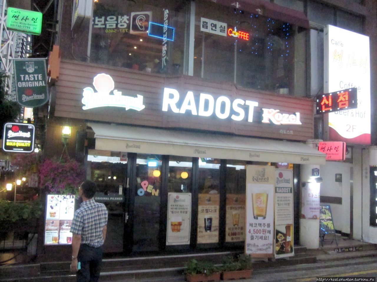 По левой стороне улицы — ресторан чешского пива . Сеул, Республика Корея