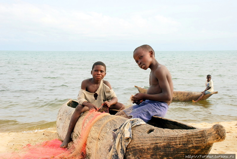 Все лодки местных рыбаков выдолблены из цельного ствола дерева Озеро Малави Национальный Парк, Малави