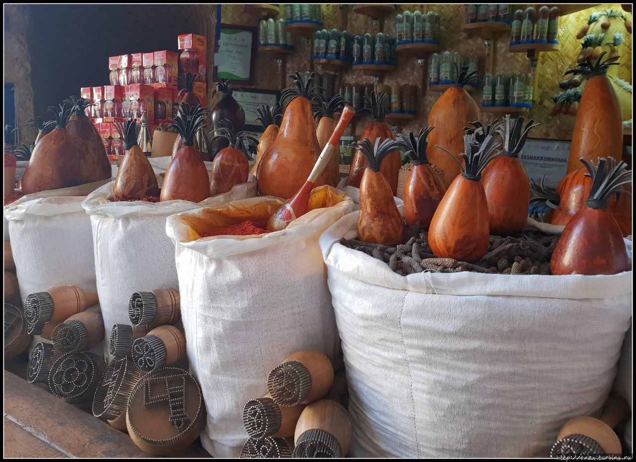 Специи и тыквы, из которых сделали емкости для их хранения Узбекистан