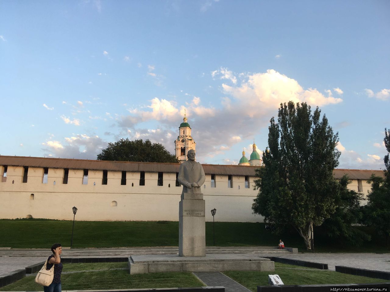 Памятник И.Н. Ульянову на фоне Астраханского Кремля Астрахань, Россия