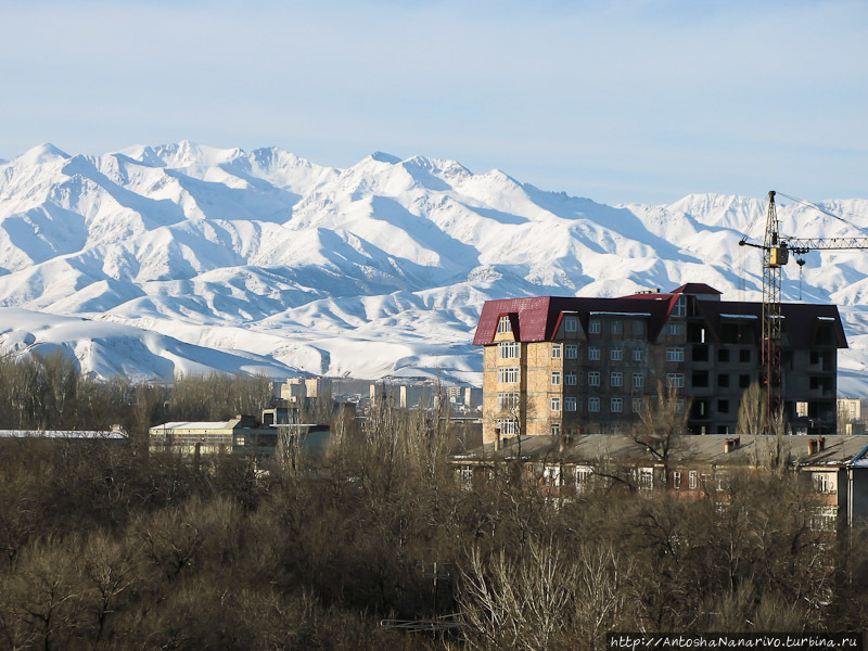 Вид на горы опять. Бишкек, Киргизия