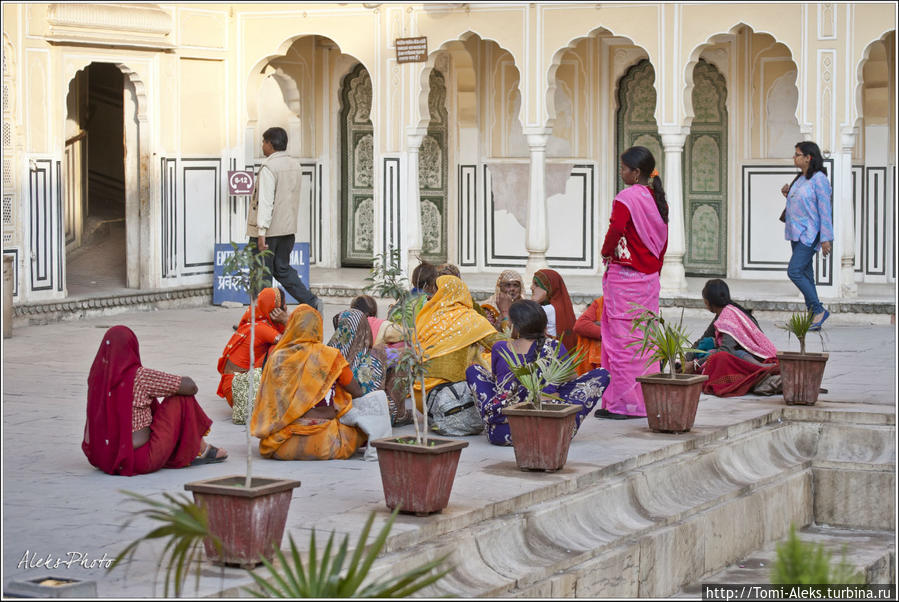 В довершение темы нашел еще несколько фото индианок в ярких сари из своих уже опубликованных материалов. Джайпур, Индия