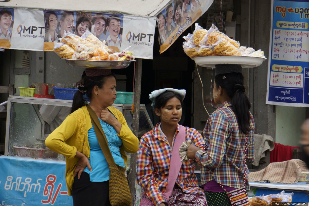 Тут же на остановке поджидал голодных граждан бирманский общепит в количестве трех экземпляров. Сагайн, Мьянма