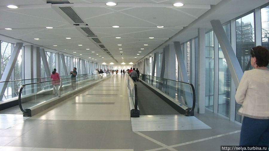 Вот такой переход от метро к Дубай Молл, идти минут 15-20. Можно доехать на спец. автобусе № 13 по карточке метро