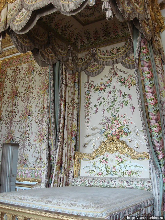 Кровать с балдахином в апартаментах королевы Версаль, Франция