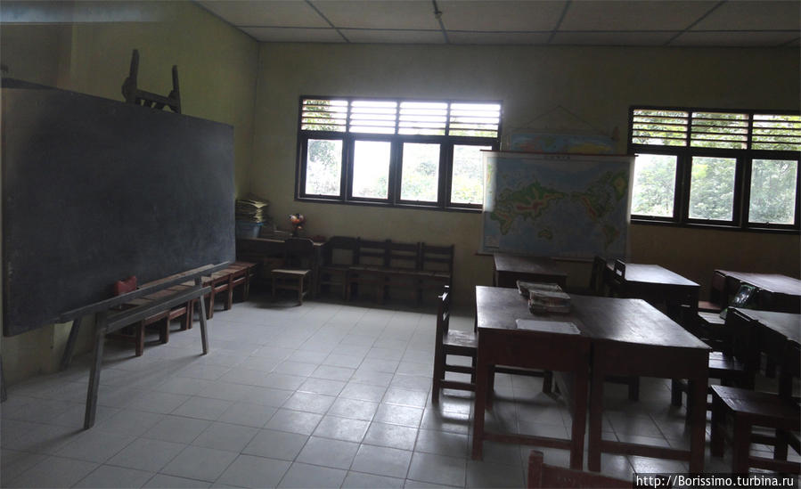 А это местная школа. Всё очень скромно, но именно здесь детишки начинают путь к знаниям. Удивительно, но чем меньше условий к образованию, тем больше дети хотят выучиться... Индонезия