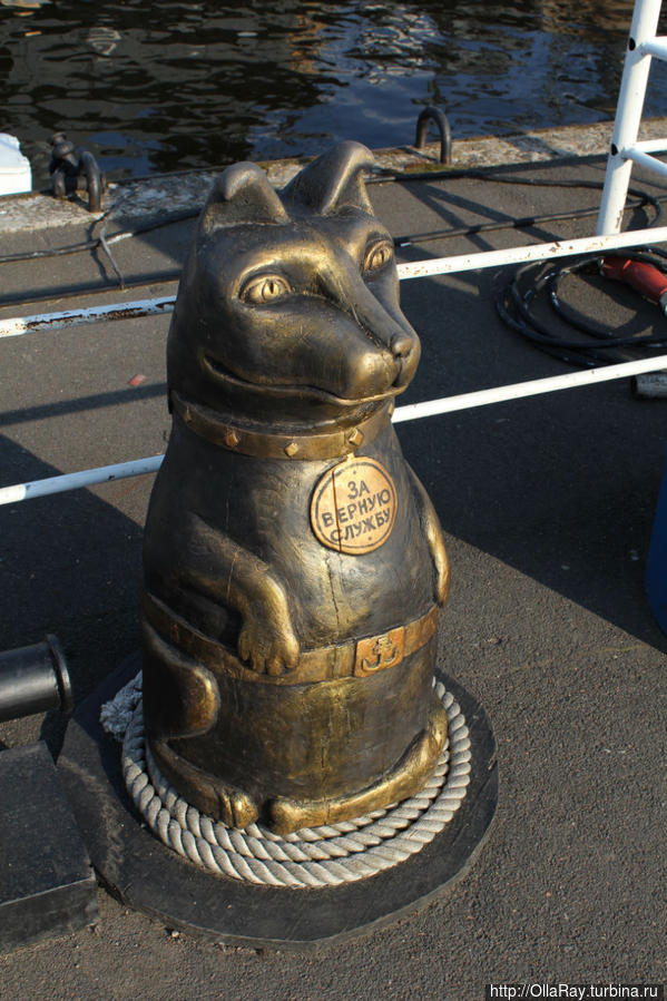 А это тот самый ПЁС! Памятный знак Кот и Пёс — корабельные друзья моряков. Кронштадт, Россия