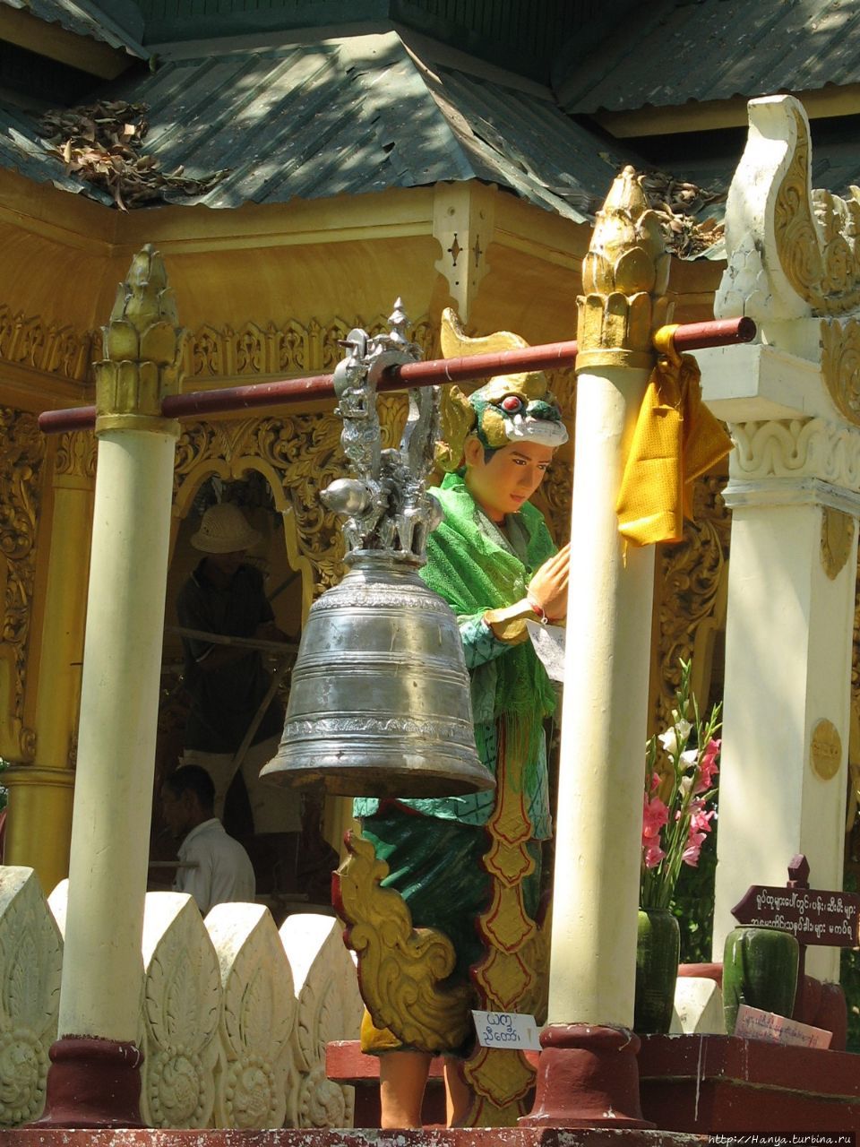 Озеро Kandawgyi Lake и буддийский храм (Mingalar Taung Nyunt Temple) Янгон, Мьянма