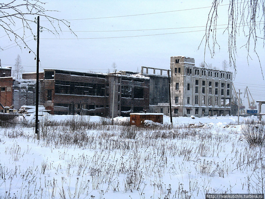 Остатки ТЭЦ. Закрыли давно, еще в 1960-х, но не снесли, так и разрушается сама по себе.