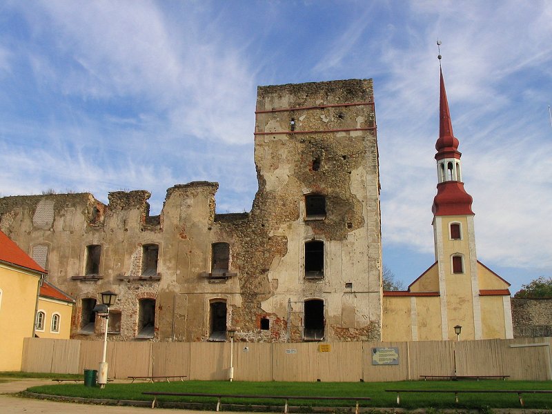 Во дворе замка Пылтсамаа, Эстония