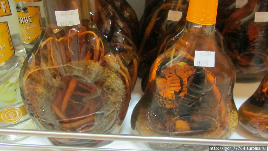 Спиртное из Вьетнама, пить не рекомендуется, использовать только в качестве сувенира. Сиануквиль, Камбоджа