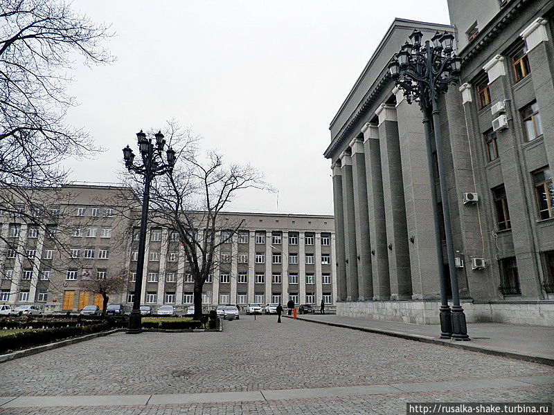 Площадь свободы владикавказ. Главная площадь Владикавказа. Дом советов Владикавказ.