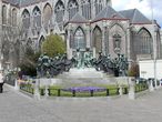 Памятник братьям Ван Эйкам в Генте. Фото из интернета