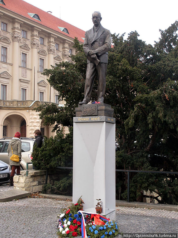 Памятник первому президенту Чехословацкой республики (с 1918 по 1935 год) Томашу Гарику Масарику.
Бронзовый памятник, созданный по эскизу Отакара Шпаниела, был открыт 7 марта 2000 года к 150-летию со дня рождения президента. Прага, Чехия