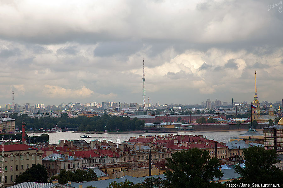 В центре — телебашня, справа — Петропавловская крепость. А слева видна одна из Ростральных колонн Санкт-Петербург, Россия