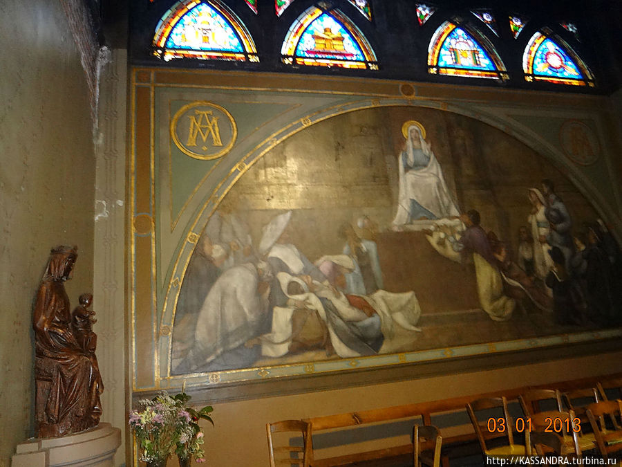 Витражи и вертеп в авангардном храме на Монмартре Париж, Франция