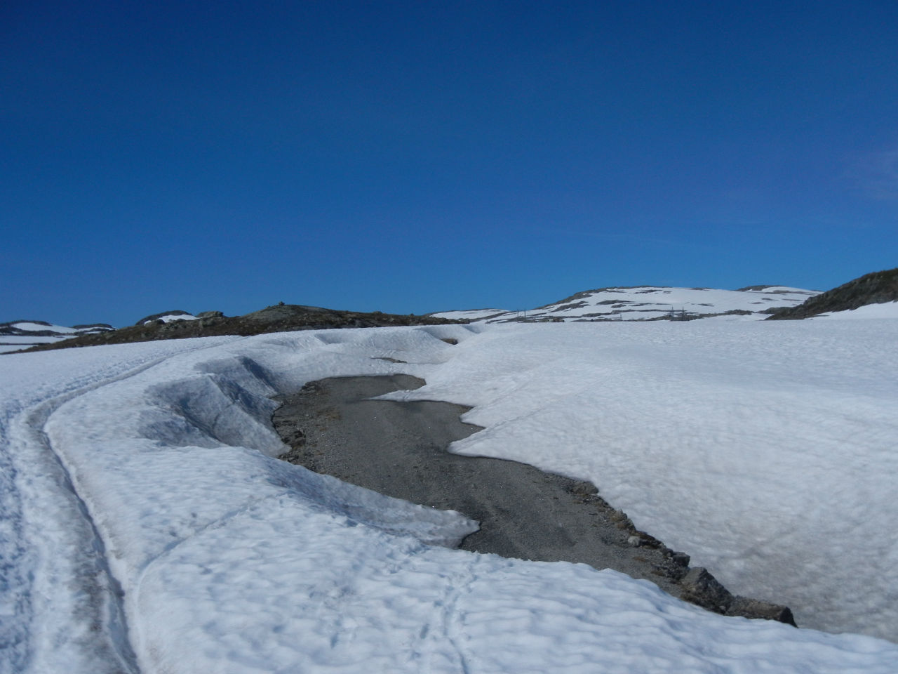 Судя по толщине снега, в этом году Дорога не будет полностью велопроходима до самой зимы. Финсе, Норвегия