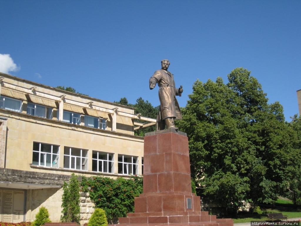 Памятник Орджоникидзе на территории санатория Кисловодск, Россия