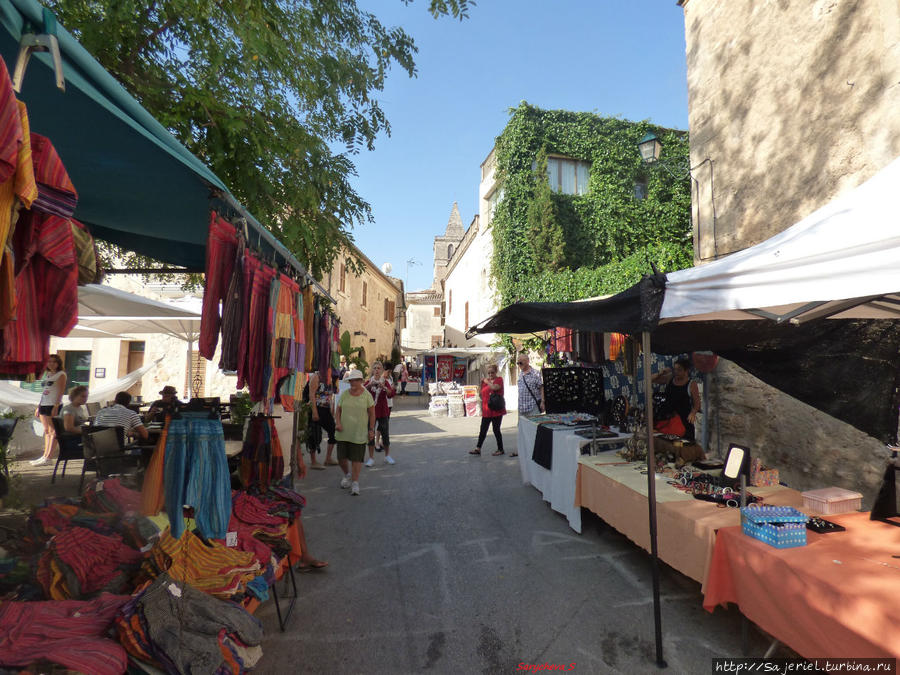 Сельский рынок с собором  в Синеу +  