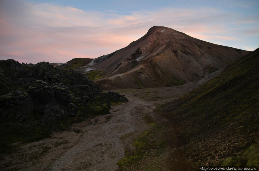 Риолитовые горы- абсолютно уникальное место, только ради них можно приехать в Исландию. Исландия