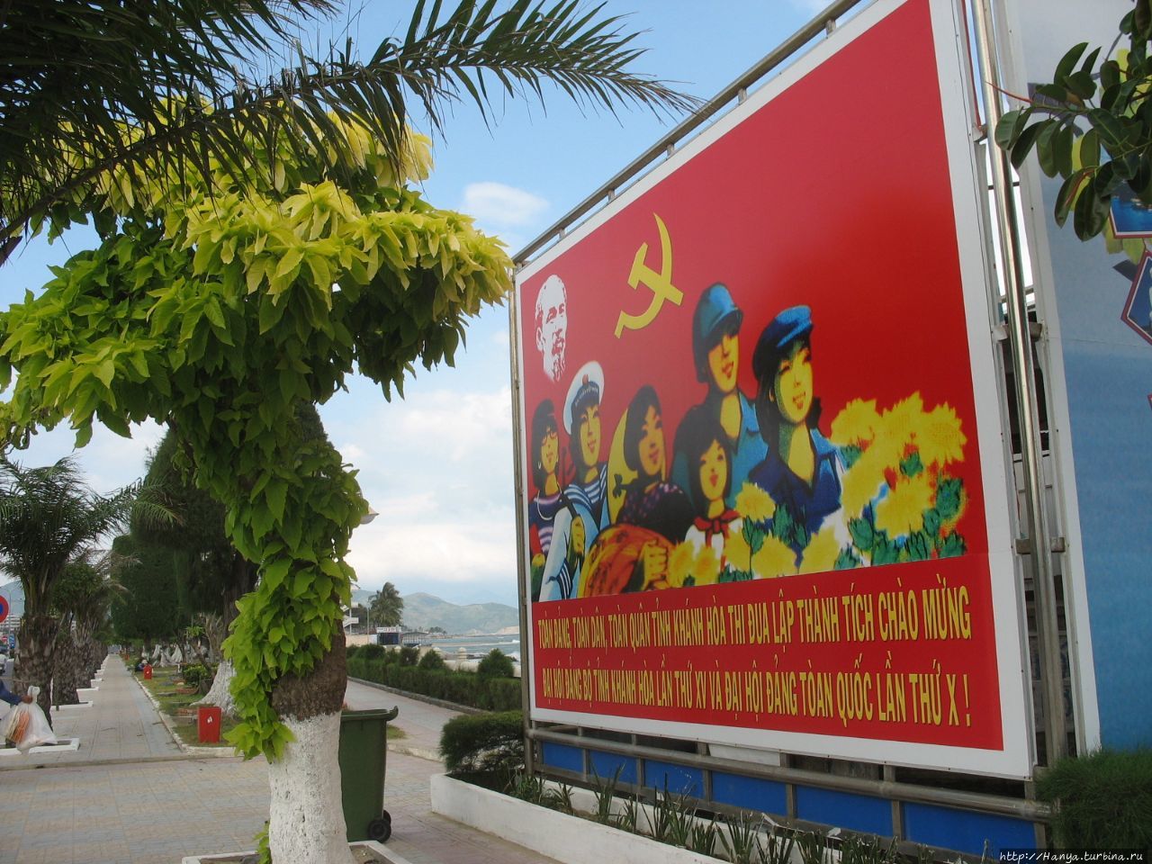 г. Нячанг. Южно-Китайское море. Социальный плакат Зонтики Нячанг, Вьетнам