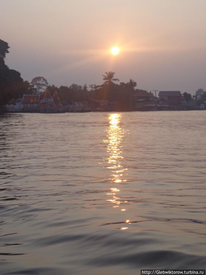 Поездка по реке в Паккрет на закате Бангкок, Таиланд