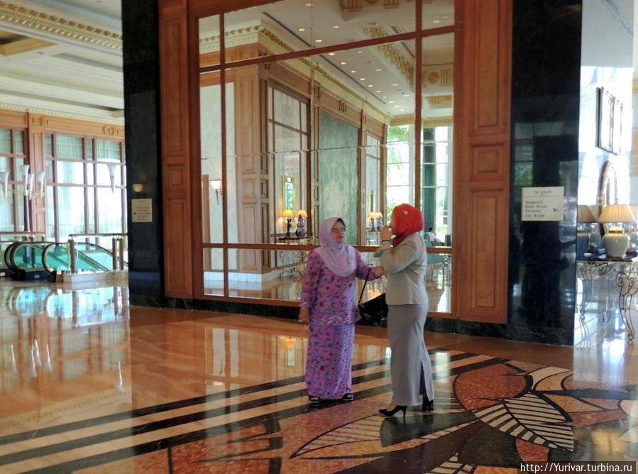 В центральном холле отеля The Empire Hotel & Country Club 5*dlx. Муара, Бруней