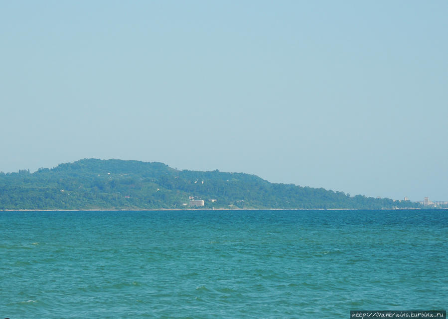 Вид на море с пляжа Нового Афона. Вероятно, справа в кадре уже Сухум. Новый Афон, Абхазия