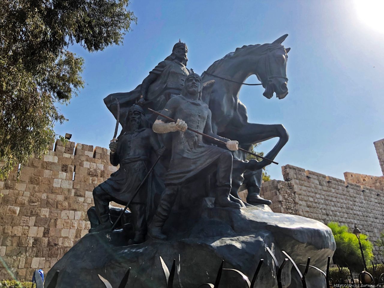 Конная статуя Саладина - победителя крестоносцев в Дамаске