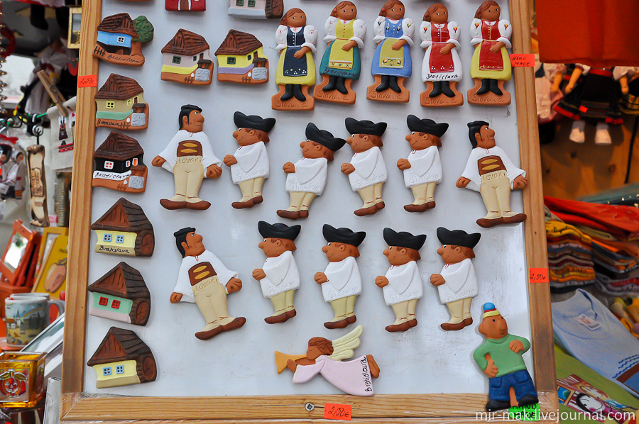 «Радость» холодильников – магниты с человечками в национальных словацких костюмах и традиционными разноцветными домами. Братислава, Словакия