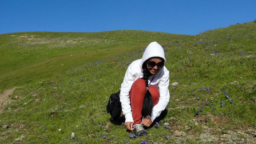 Маша так довольна, что шнурки развязались. Это и ее первый в жизни настоящий горный поход на такой высоте. Авадхара, Абхазия
