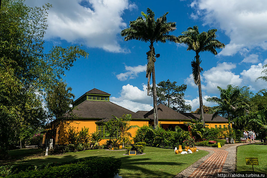 В этих домиках — магазин, музей и дегустационные залы