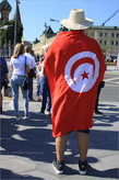 3. Флаг Туниса гуляет на широкой спине тунисского футбольного фаната.