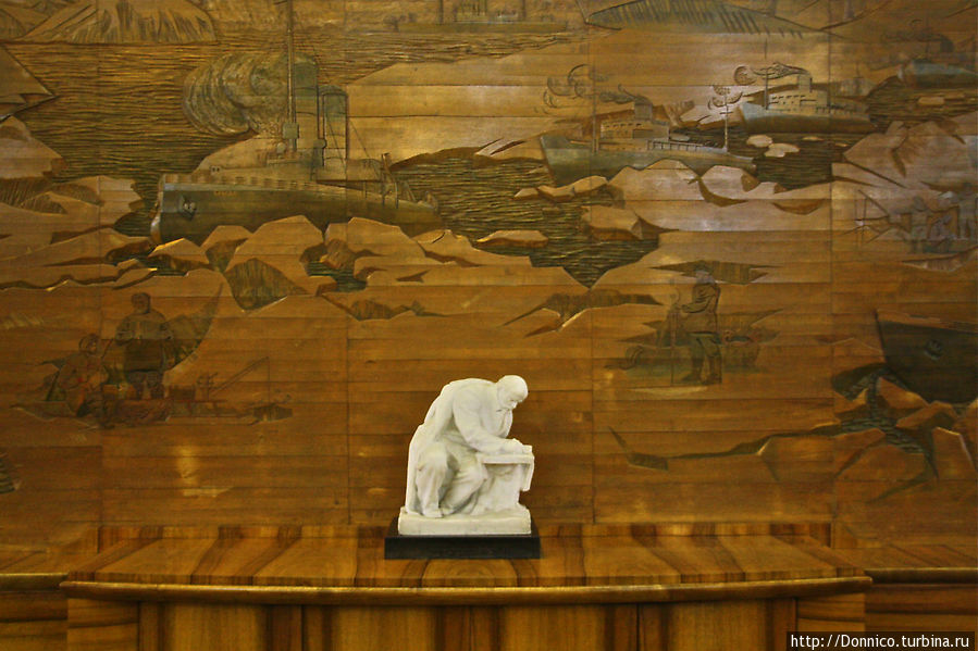 деревянная инсталляция на тему Ленин и история Арктики в центральной кают-компании Мурманск, Россия