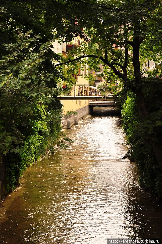 Каналы и мостики через них — почти хрестоматийный кадр из Анси. Анси, Франция