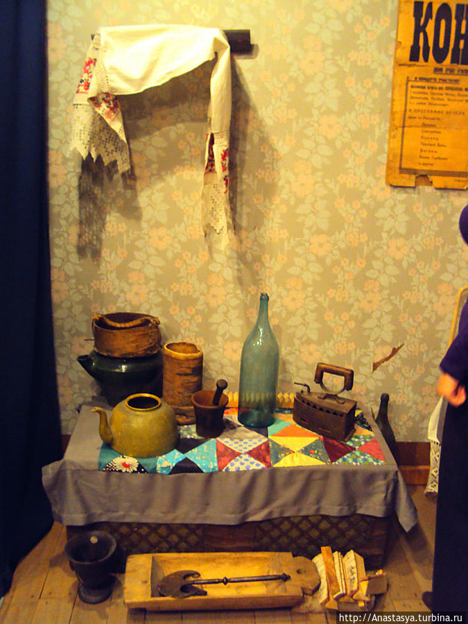 Фрагмент жилой комнаты первостроителей Уралмаша начала 30-х гг.