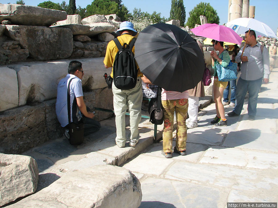 Толпа туристов у рекламы публичного дома Эфес античный город, Турция