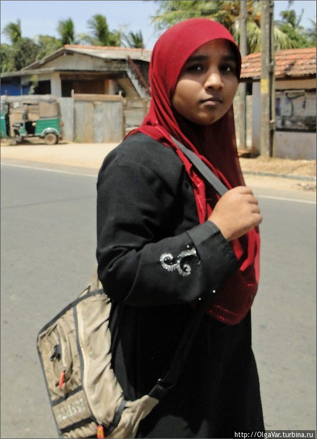 Мусульманки сохраняют свои традиции, выбирая для своих нарядов более сдержанные тона. Но хочется быть тоже яркой, поэтому единственное яркое пятно — платок Тринкомали, Шри-Ланка