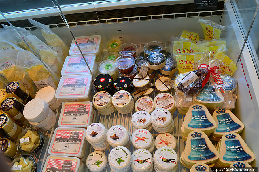 Получившийся продукт можно поробовать и купить. Вот он с синей этикеткой  энгельбергский сыр традиционной формы —  колокольчиком.