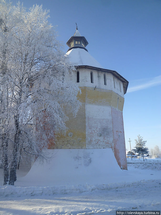 Одна из угловых башен монастыря Вологда, Россия