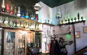 В ресторане собрана солидная коллекция газовых ламп, сделанных в 19-20 веках.