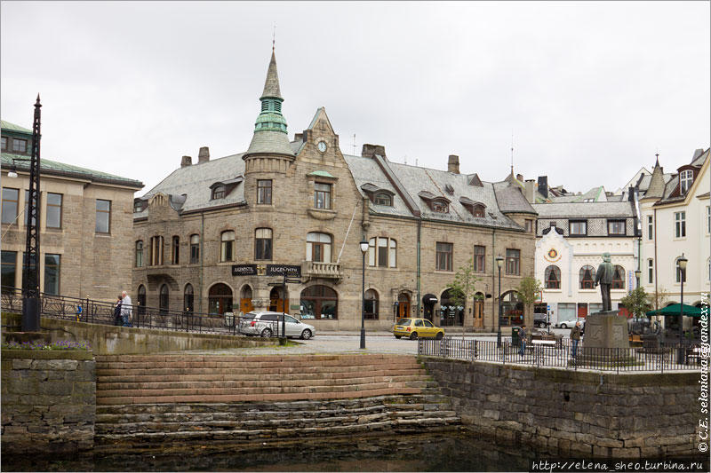 24. Взгляд левее. Прямо перед нами здание начала XX века, в котором находится Центр Ар-нуво. В начале XX века весь Олесунн был застроен домами в стиле ар-нуво, и Центр Ар-нуво здесь имеет право быть как ни в каком другом городе. Олесунн, Норвегия